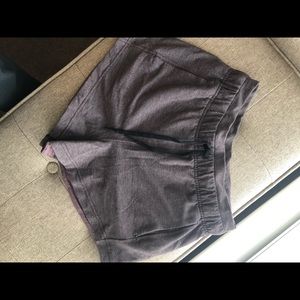 lululemon on the fly short 2.5” size 4 (S)